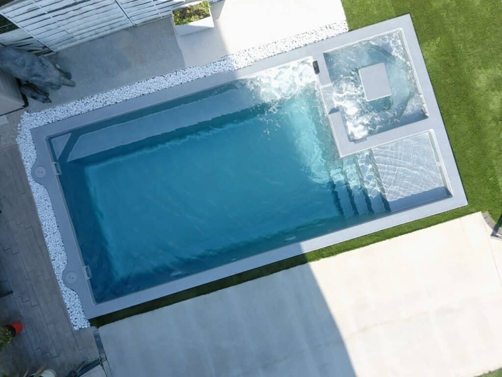 Piscine coque Manhattan, modèle phare associant nage et espace détente