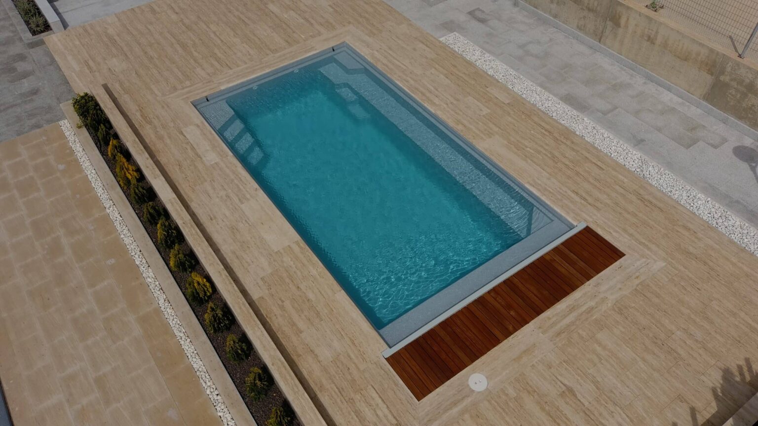 Piscine coque Atlantis 7 avec volet immergé, vue aérienne