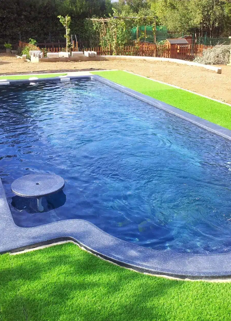 Piscine coque Majestic dans un jardin engazonné