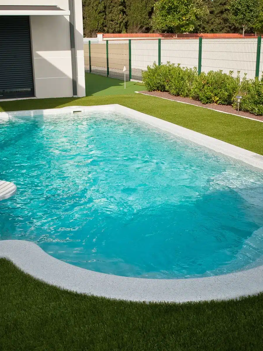 Piscine coque Grecian à escalier roman et fond incliné
