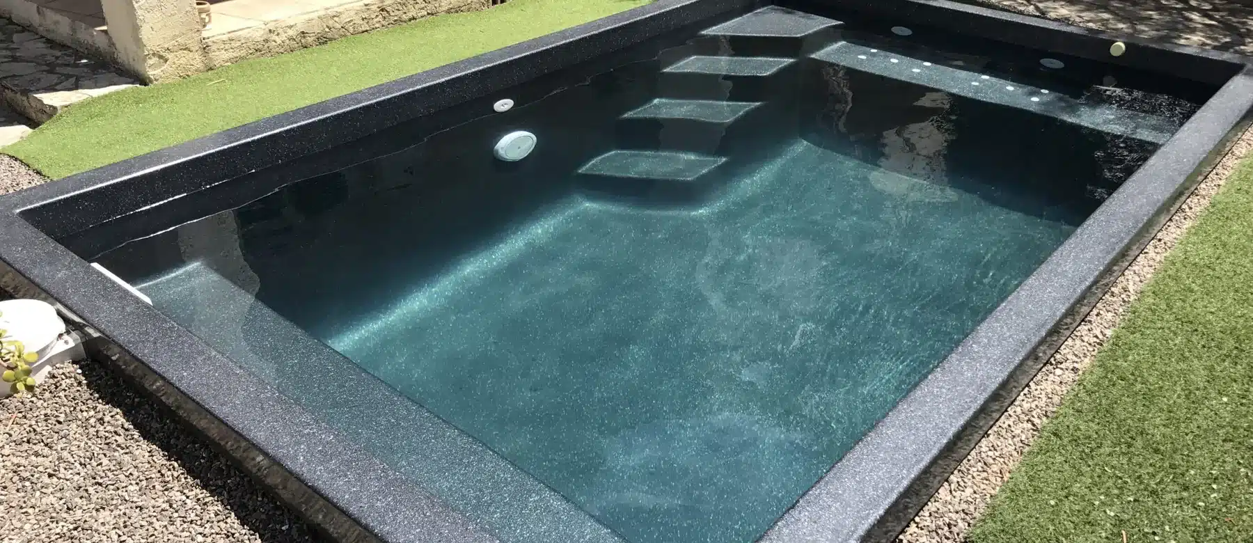 Maison et piscine coque Freedom à la tombée du jour