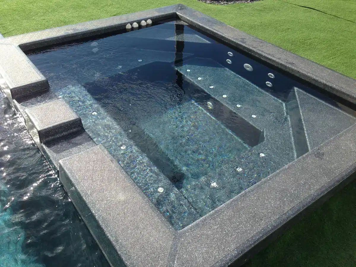 Spa aux finitions granit anthracite avec banquettes et jets de massage