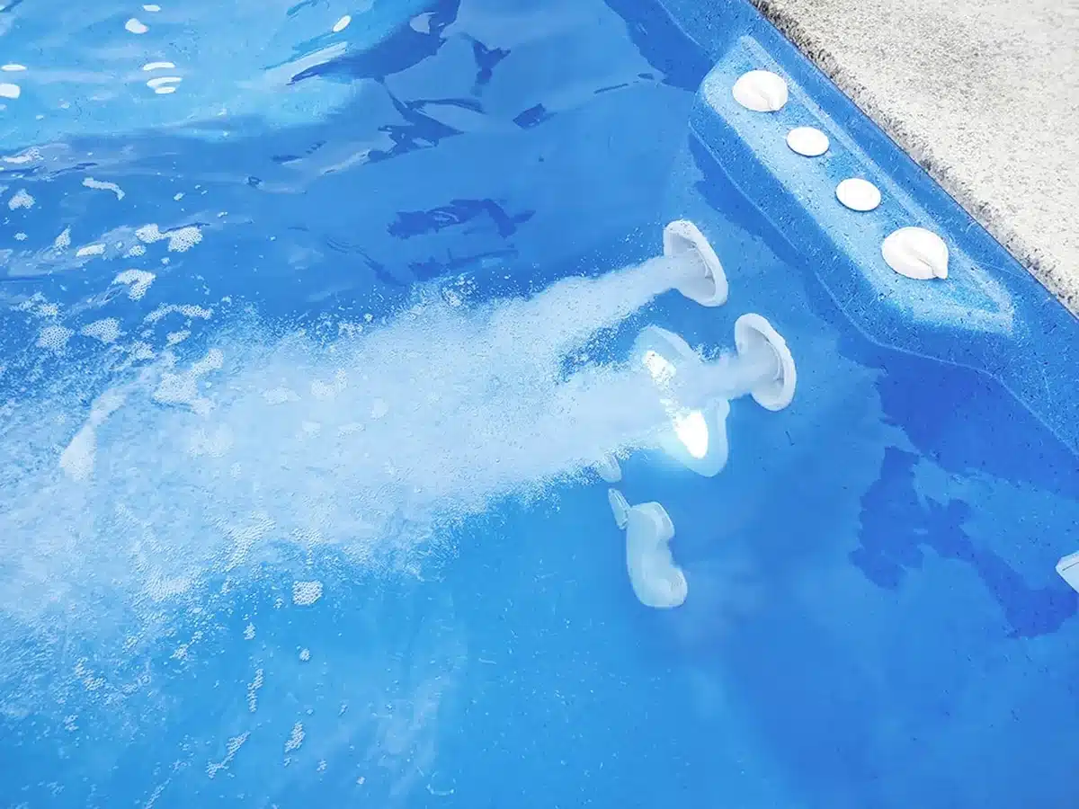 Buses de nage à contre-courant en fonctionnement dans une piscine coque