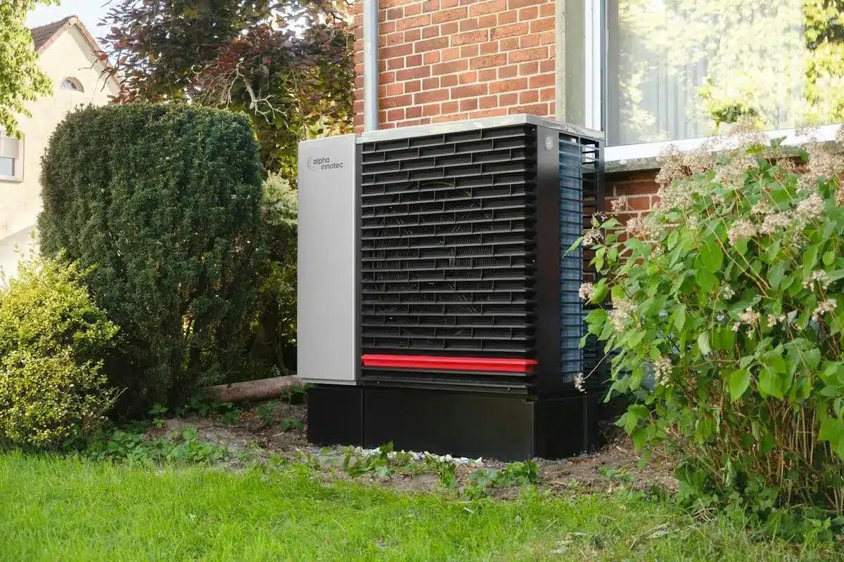 Pompe à chaleur de piscine installée à côté du local technique