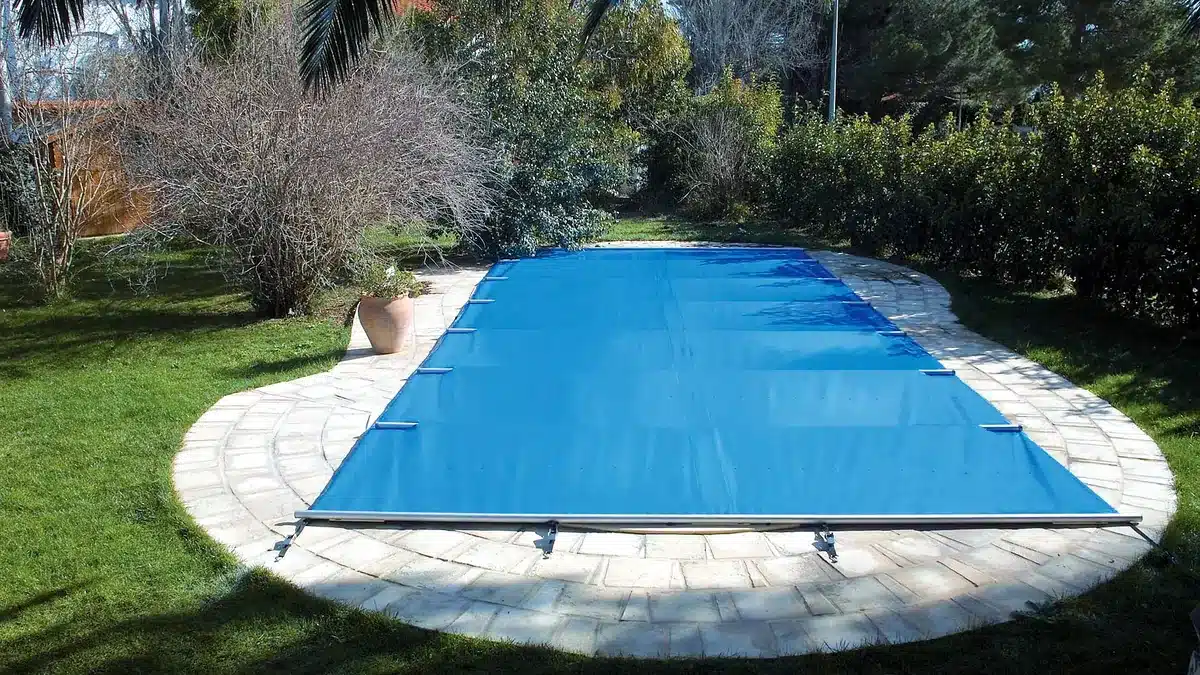 Couverture de sécurité tendue sur une piscine coque Freedom