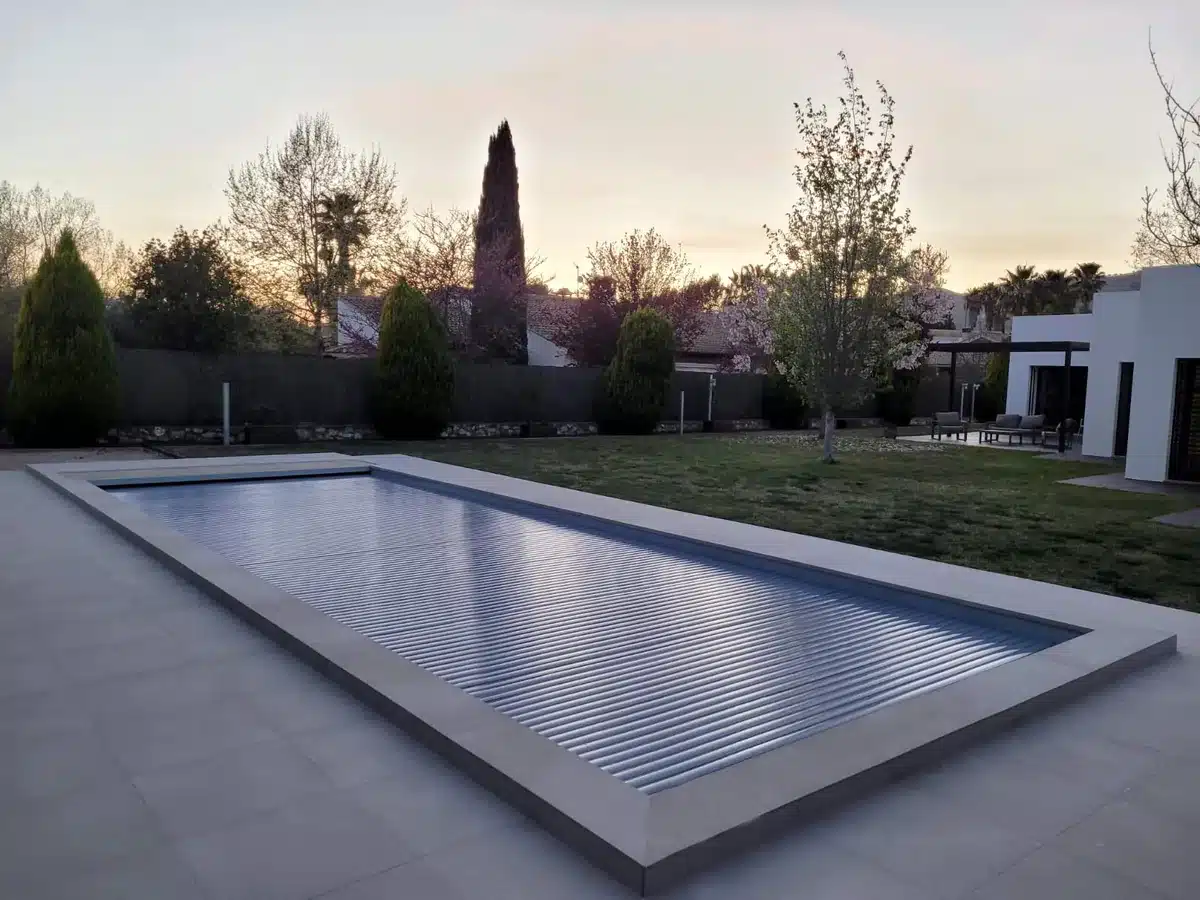 Piscine coque Riviera 10 avec volet immergé fermé