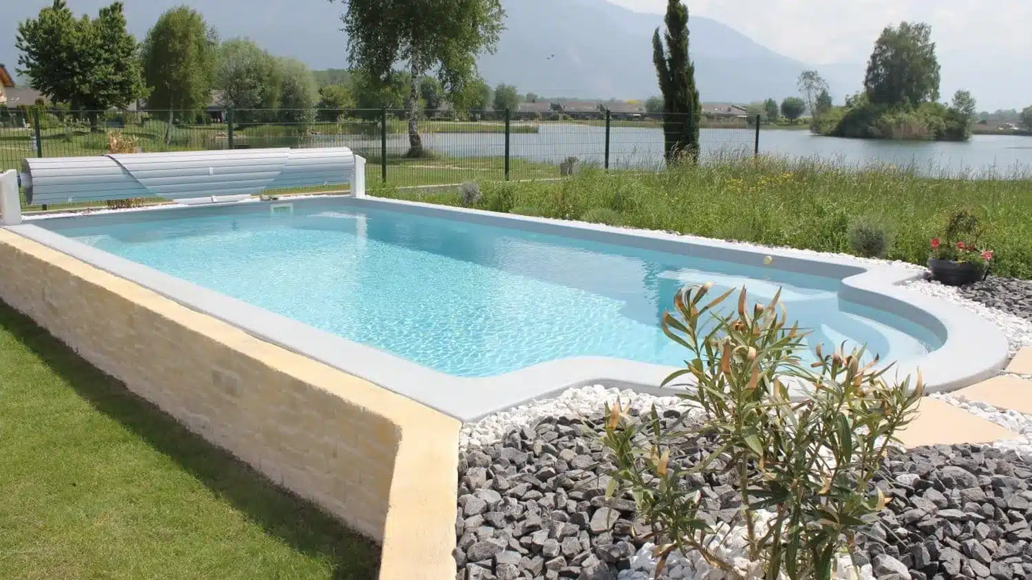 Piscine coque Freedom Jamaican face à un plan d'eau et aux collines