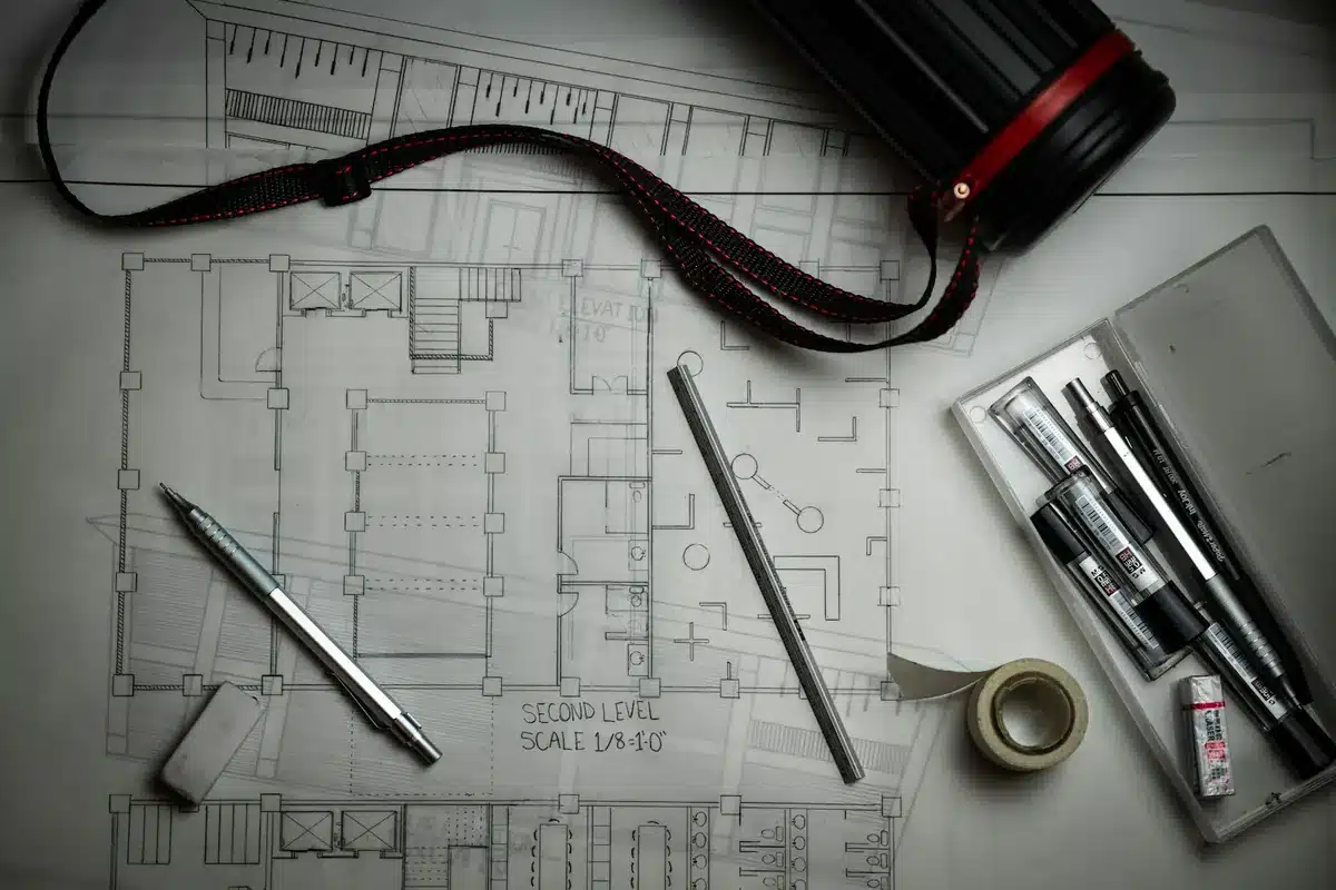 Devis et plans de bassin posés sur une table de travail