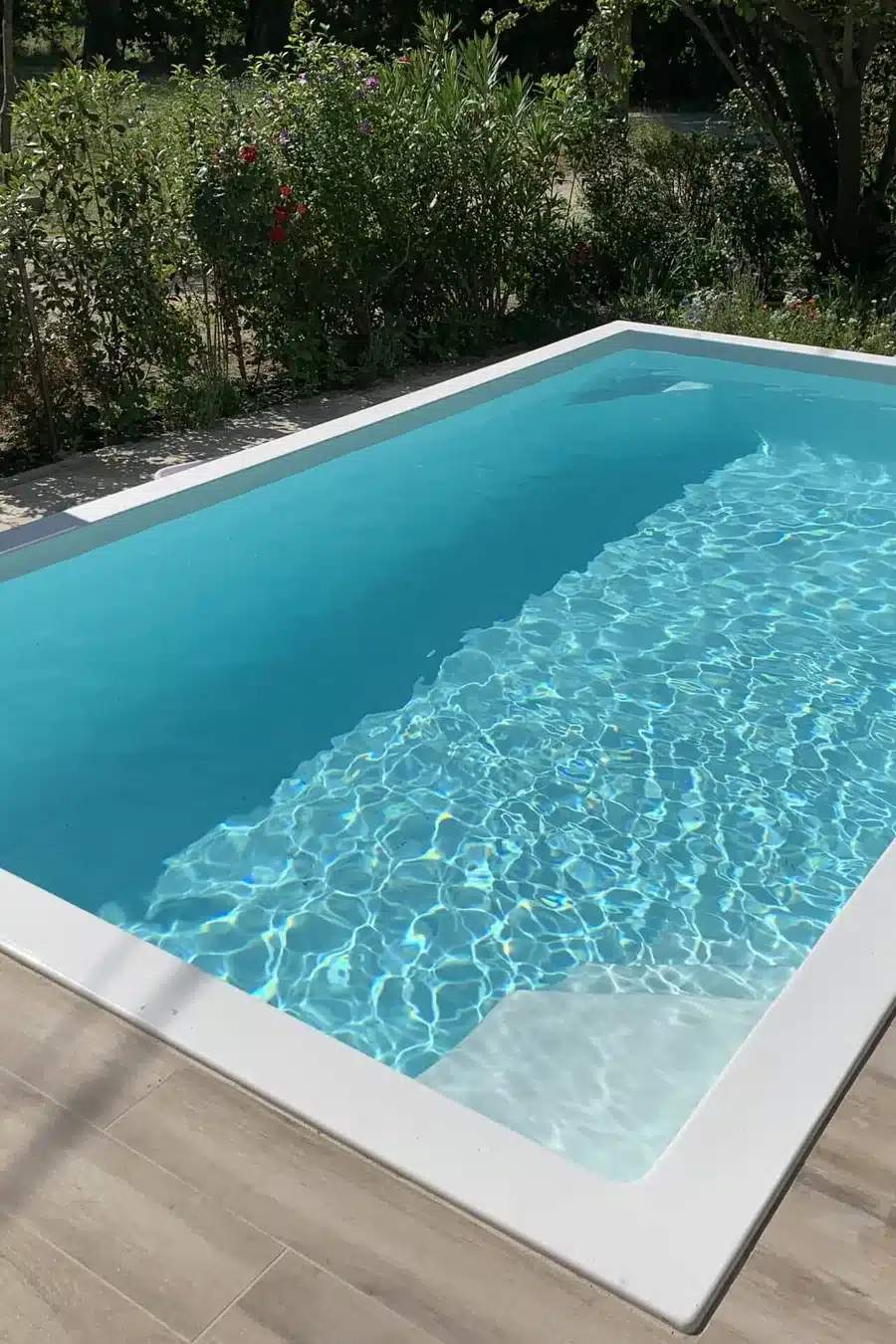 Piscine coque Freedom Platinium 6 intégrée à une terrasse en bois