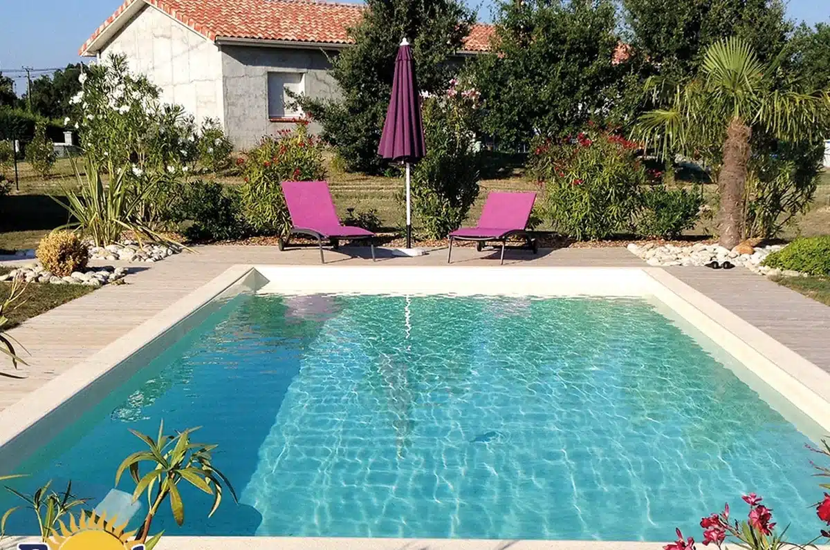 Piscine coque Freedom Platinium 8 devant une maison