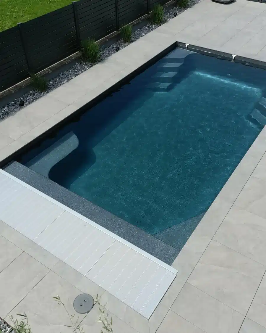 Piscine coque Freedom Platinium 7 avec volet immergé