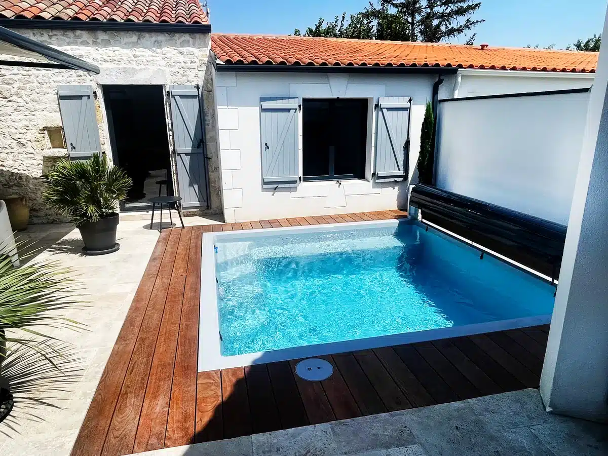 Mini piscine coque Freedom Cube avec volet dans une cour