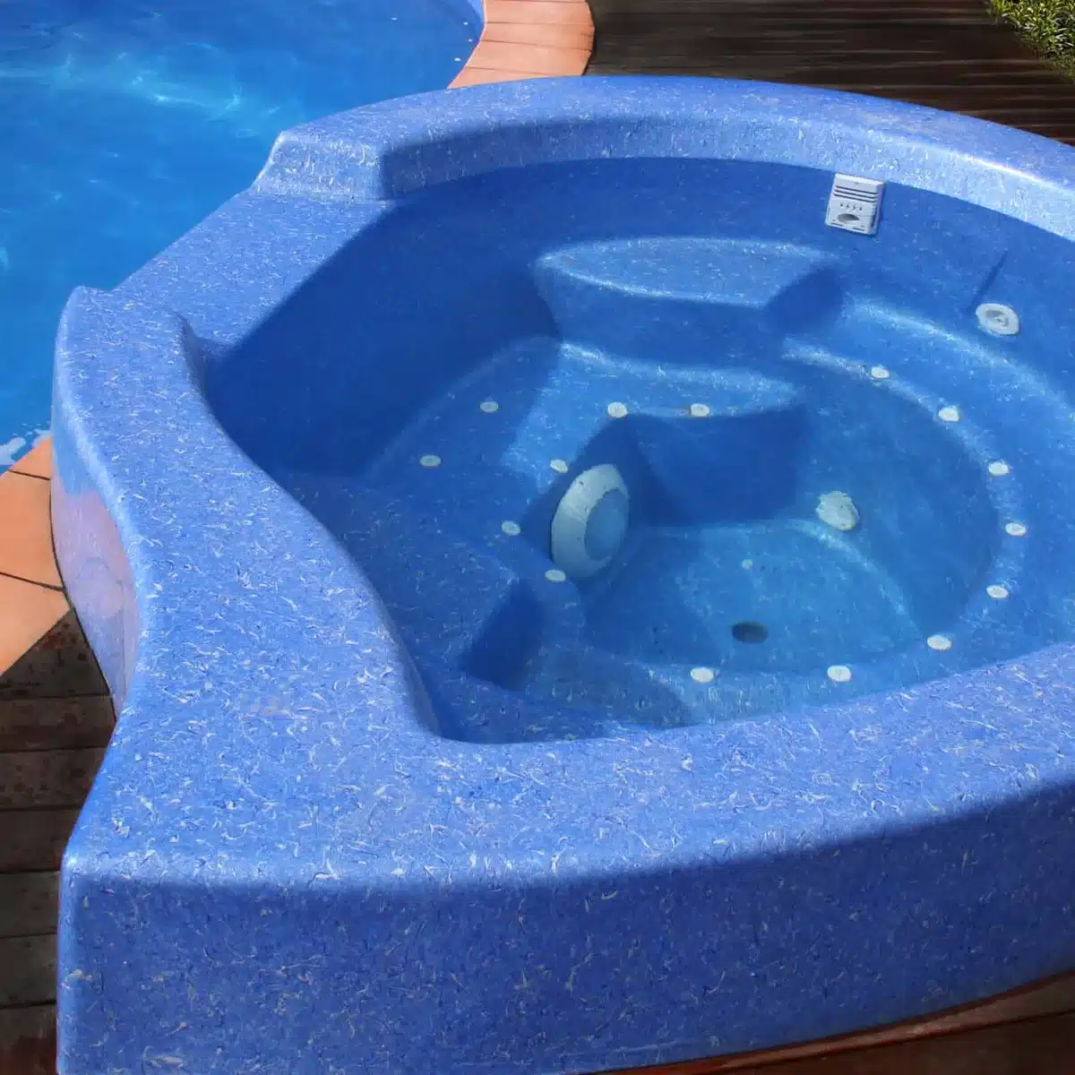 Spa clip-on Freedom posé sur une terrasse en bois